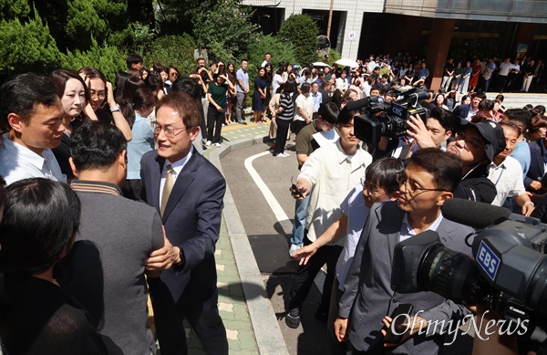  해직 교사를 특별 채용하도록 지시한 혐의로 대법원에서 집행유예 2년의 유죄 확정판결을 받고 교육감직을 상실한 조희연 교육감이 29일 오전 서울 종로구 서울시교육청을 떠나며 배웅 나온 직원들과 인사를 나누고 있다.