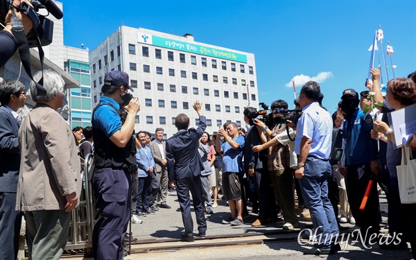  해직 교사를 특별 채용하도록 지시한 혐의로 대법원에서 집행유예 2년의 유죄 확정판결을 받고 교육감직을 상실한 조희연 교육감이 29일 오전 서울 종로구 서울시교육청을 떠나며 청사 안에서 인사하는 직원들에게 손을 흔들며 답례 인사를 하고 있다.