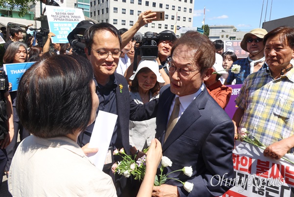  해직 교사를 특별 채용하도록 지시한 혐의로 대법원에서 집행유예 2년의 유죄 확정판결을 받고 교육감직을 상실한 조희연 교육감이 29일 오전 서울 종로구 서울시교육청을 떠나며 배웅 나온 박주민 더불어민주당 의원과 서울교육지키기 공동대책위원회 관계자들과 인사를 나누고 있다.