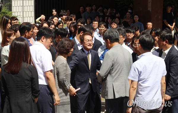  해직 교사를 특별 채용하도록 지시한 혐의로 대법원에서 집행유예 2년의 유죄 확정판결을 받고 교육감직을 상실한 조희연 교육감이 29일 오전 서울 종로구 서울시교육청을 떠나며 배웅 나온 직원들과 인사를 나누고 있다.