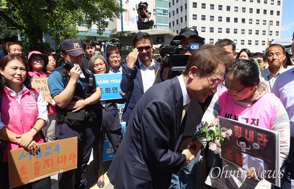  해직 교사를 특별 채용하도록 지시한 혐의로 대법원에서 집행유예 2년의 유죄 확정판결을 받고 교육감직을 상실한 조희연 교육감이 29일 오전 서울 종로구 서울시교육청을 떠나며 배웅 나온 서울교육지키기 공동대책위원회 관계자들과 인사를 나누고 있다.