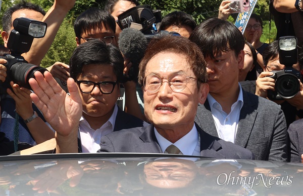  해직 교사를 특별 채용하도록 지시한 혐의로 대법원에서 집행유예 2년의 유죄 확정판결을 받고 교육감직을 상실한 조희연 교육감이 8월 29일 오전 서울 종로구 서울시교육청을 떠나며 배웅 나온 서울교육지키기 공동대책위원회 관계자들에게 손을 흔들며 인사하고 있다.