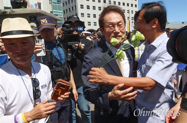  해직 교사를 특별 채용하도록 지시한 혐의로 대법원에서 집행유예 2년의 유죄 확정판결을 받고 교육감직을 상실한 조희연 교육감이 8월 29일 오전 서울 종로구 서울시교육청을 떠나며 배웅 나온 서울교육지키기 공동대책위원회 관계자들과 인사를 나누고 있다.