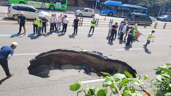  29일 서울 서대문구 도심 한복판에 땅꺼짐이 발생해 승용차 한대가 통째로 빠지는 사고가 났다. 차량에 탑승해있던 2명은 중상을 입고 병원에 실려갔다.