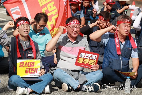  민주노총 경남본부는 29일 늦은 오후 창원시청 옆 도로에서 "현장, 지역, 노동 중심. 하반기 투쟁 선포대회"를 열었다.