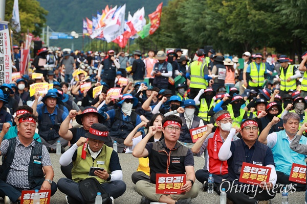  민주노총 경남본부는 29일 늦은 오후 창원시청 옆 도로에서 "현장, 지역, 노동 중심. 하반기 투쟁 선포대회"를 열었다.