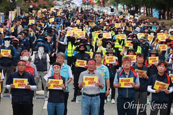  민주노총 경남본부는 29일 늦은 오후 창원시청 옆 도로에서 "현장, 지역, 노동 중심. 하반기 투쟁 선포대회"를 열었다.