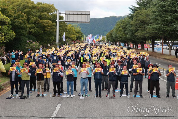  민주노총 경남본부는 29일 늦은 오후 창원시청 옆 도로에서 "현장, 지역, 노동 중심. 하반기 투쟁 선포대회"를 열었다.