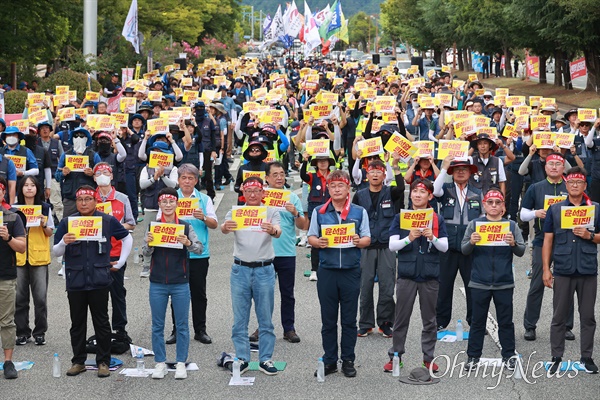  민주노총 경남본부는 29일 늦은 오후 창원시청 옆 도로에서 "현장, 지역, 노동 중심. 하반기 투쟁 선포대회"를 열었다.