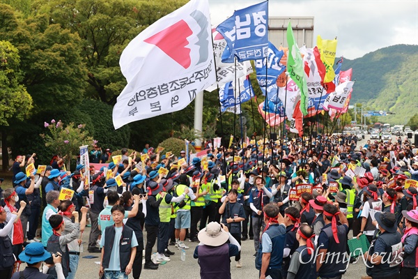  민주노총 경남본부는 29일 늦은 오후 창원시청 옆 도로에서 "현장, 지역, 노동 중심. 하반기 투쟁 선포대회"를 열었다.