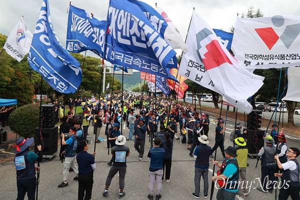  민주노총 경남본부는 29일 늦은 오후 창원시청 옆 도로에서 "현장, 지역, 노동 중심. 하반기 투쟁 선포대회"를 열었다.