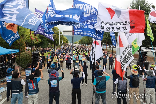  민주노총 경남본부는 29일 늦은 오후 창원시청 옆 도로에서 "현장, 지역, 노동 중심. 하반기 투쟁 선포대회"를 열었다.