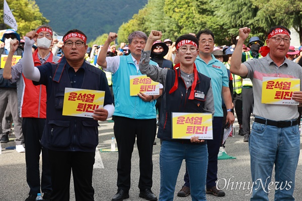  민주노총 경남본부는 29일 늦은 오후 창원시청 옆 도로에서 "현장, 지역, 노동 중심. 하반기 투쟁 선포대회"를 열었다.