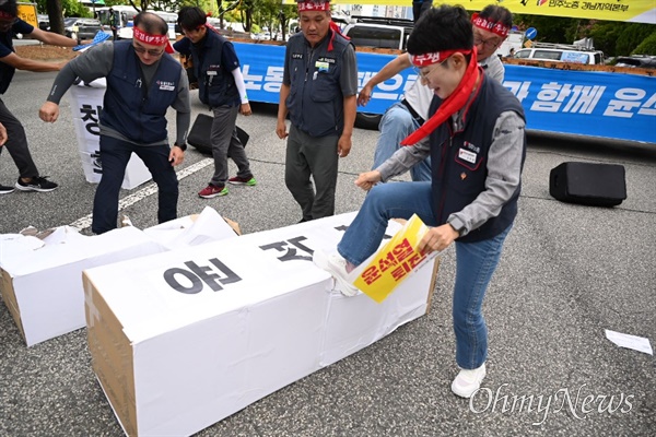  민주노총 경남본부는 29일 오후 창원시청 옆 도로에서 "하반기 투쟁 선포대회"를 열고, 윤석열-김문수 등 이름을 새긴 상자를 발로 밟는 상징의식을 선보였다.