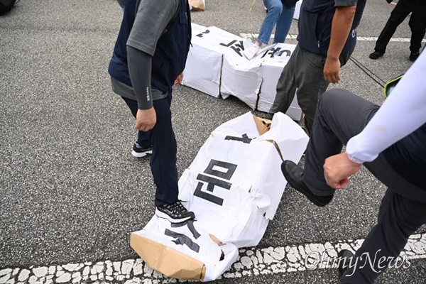  민주노총 경남본부는 29일 오후 창원시청 옆 도로에서 "하반기 투쟁 선포대회"를 열고, 윤석열-김문수 등 이름을 새긴 상자를 발로 밟는 상징의식을 선보였다.