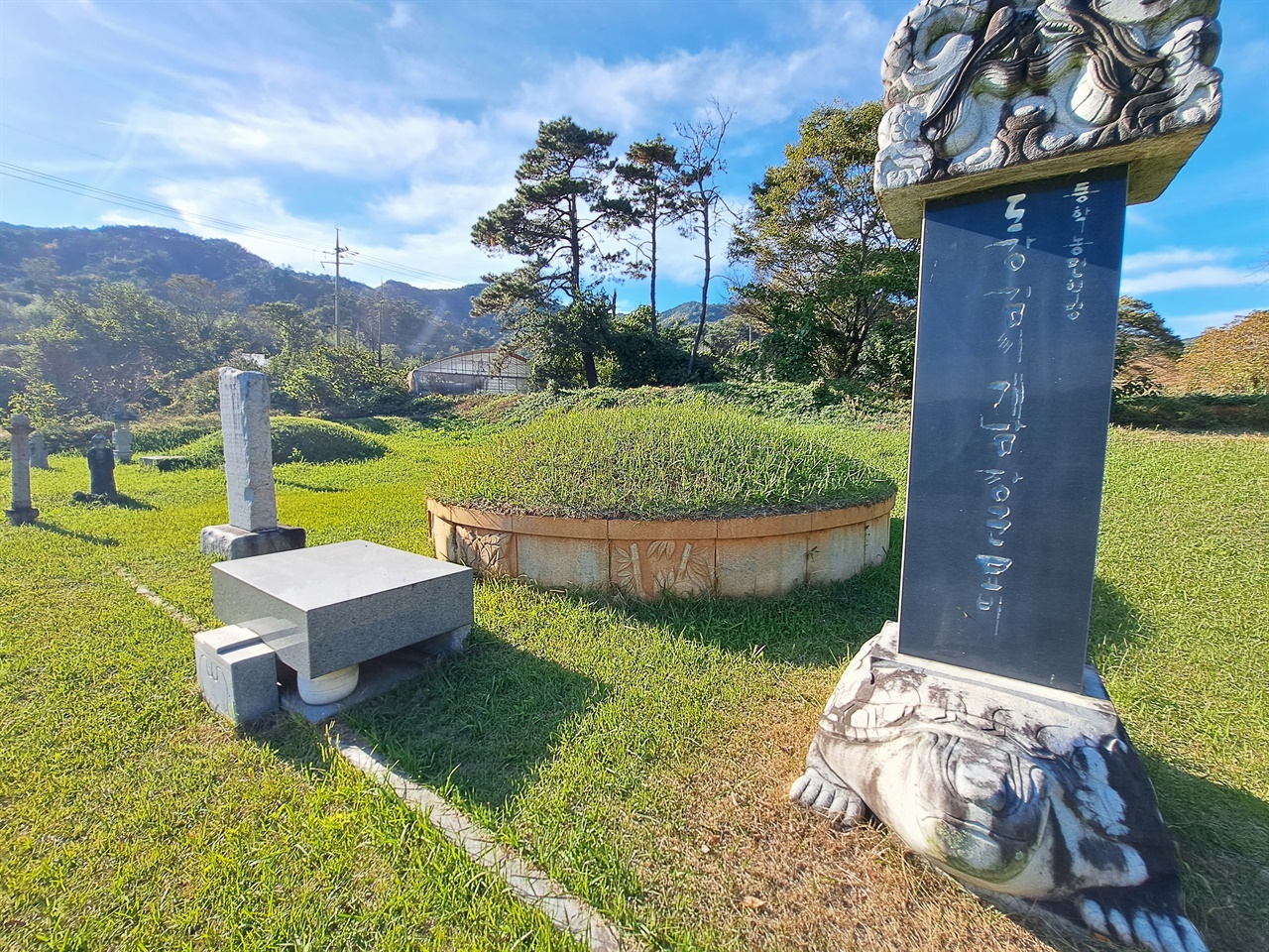 김개남 장군 묘지 장군의 생거지인 산외면 동곡리 지금실에 마련된 묘지이다. 역시 시신을 수습하지 못한 헛묘다.