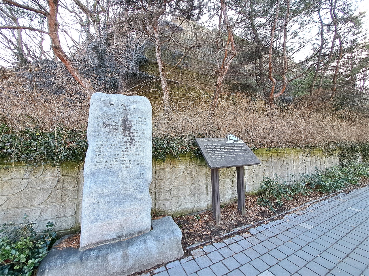 전주 초록바위 완산 7봉의 하나인 곤지산 끝자락 전주천 변 초록바위. 이곳은 죄수, 천주교인 등을 처형하던 장소였다. 김개남 장군이 참수된 자리로 알려져 있기고 하다.