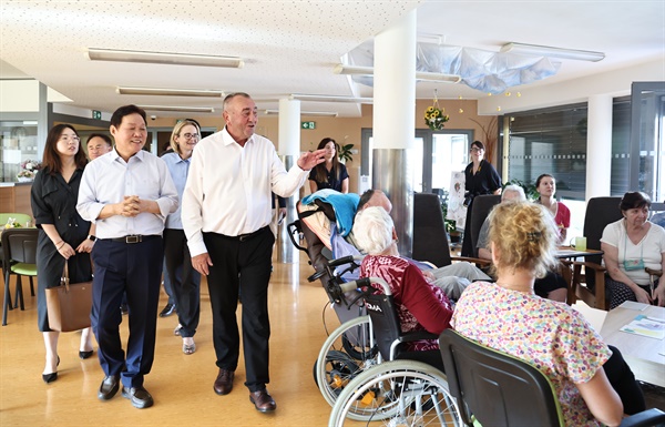  박완수 경남도지사 일행, 29일 체코 남모라비아주 브르노시 프란티슈카 치매전문요양시설 방문.