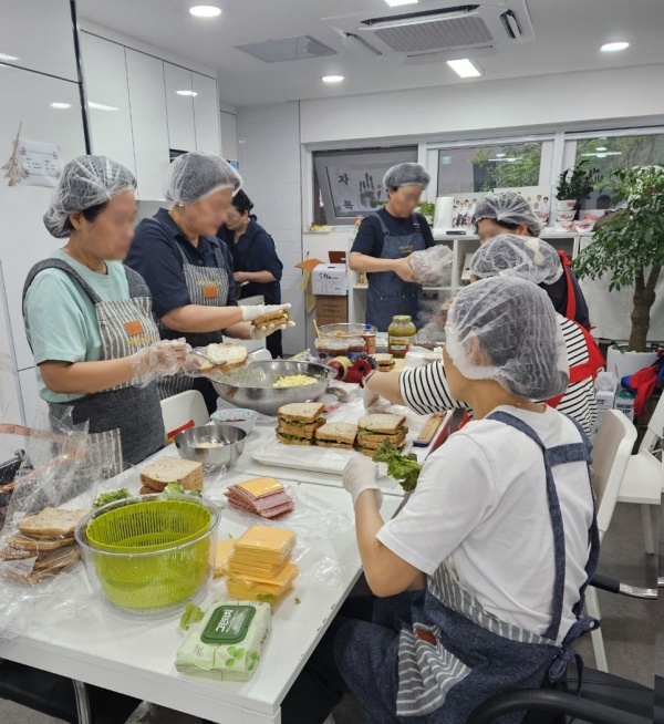  관악구 중장년 1인가구 주민들이 '천원식당'에서 함께 음식을 만들고 있다.