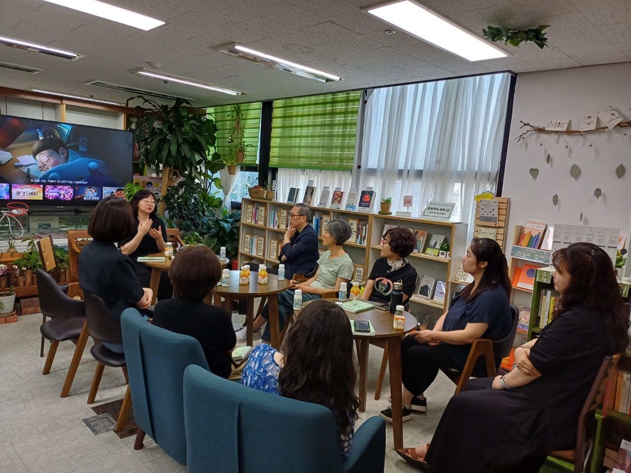 송유정 작가의 첫 북토크 장소 군산 한길문고, 첫 책 <다시, 학교에 갑니다>를 출간한 송유정 작가