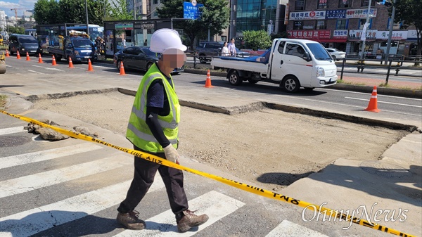  어제(29일) 땅꺼짐이 발생해 차량 한대가 통째로 빠지고 2명이 크게 다친 서울 서대문구 연희동 도로 지점에서 불과 100미터 떨어진 곳에 하루 만인 30일 또다시 도로 균열·침하가 발견돼 인근 도로가 통제됐다.