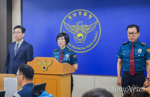  하동 진교파출소 순찰차 내 여성 사망 사건과 관련해, 경남경찰청 김남희 생활안전부장, 강오생 범죄예방대응과장, 오동욱 형사과장은 30일 경남경찰청 브리핑실에서 자체 진상조사 결과를 발표하고 사과했다.