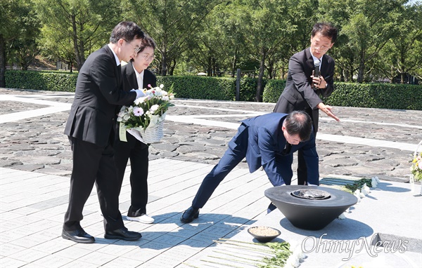  김동연 경기도지사가 부인 정우영 여사와 함께 31일 오후 김해 봉하마을을 방문해 고 노무현 대통령 묘소를 참배하고 깨어있는시민문화전시관을 참관했다.