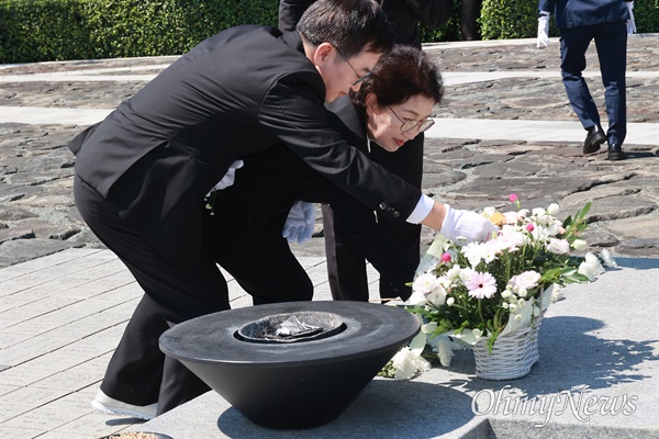  김동연 경기도지사가 부인 정우영 여사와 함께 31일 오후 김해 봉하마을을 방문해 고 노무현 대통령 묘소를 참배하고 깨어있는시민문화전시관을 참관했다.