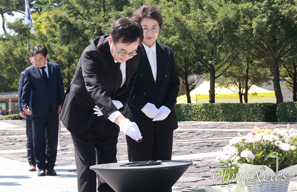  김동연 경기도지사가 부인 정우영 여사와 함께 31일 오후 김해 봉하마을을 방문해 고 노무현 대통령 묘소를 참배하고 깨어있는시민문화전시관을 참관했다.