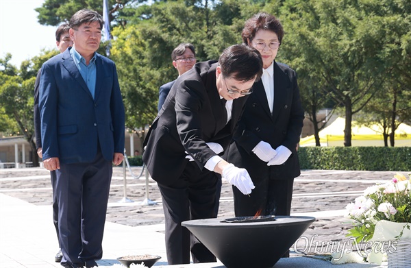  김동연 경기도지사가 부인 정우영 여사와 함께 31일 오후 김해 봉하마을을 방문해 고 노무현 대통령 묘소를 참배하고 깨어있는시민문화전시관을 참관했다.