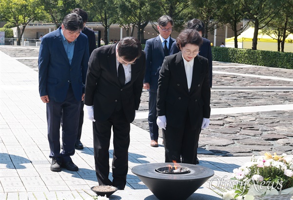  김동연 경기도지사가 부인 정우영 여사와 함께 31일 오후 김해 봉하마을을 방문해 고 노무현 대통령 묘소를 참배하고 깨어있는시민문화전시관을 참관했다.