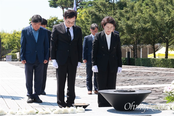  김동연 경기도지사가 부인 정우영 여사와 함께 31일 오후 김해 봉하마을을 방문해 고 노무현 대통령 묘소를 참배하고 깨어있는시민문화전시관을 참관했다.