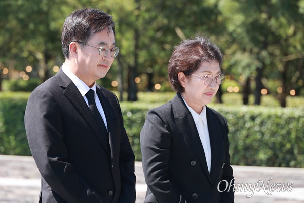  김동연 경기도지사가 부인 정우영 여사와 함께 31일 오후 김해 봉하마을을 방문해 고 노무현 대통령 묘소를 참배하고 깨어있는시민문화전시관을 참관했다.