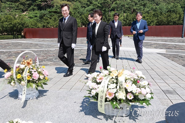  김동연 경기도지사가 부인 정우영 여사와 함께 31일 오후 김해 봉하마을을 방문해 고 노무현 대통령 묘소를 참배하고 깨어있는시민문화전시관을 참관했다.