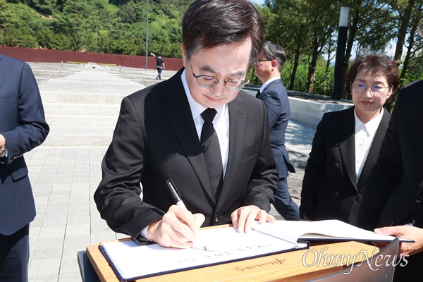  김동연 경기도지사가 부인 정우영 여사와 함께 31일 오후 김해 봉하마을을 방문해 고 노무현 대통령 묘소를 참배하고 깨어있는시민문화전시관을 참관했다.