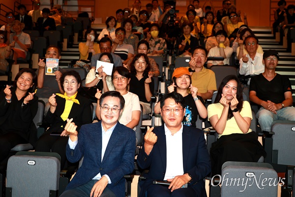  김동연 경기도지사가 31일 오후 봉하마을 깨어있는시민문화전시관 대강당에서 노무현재단 주최로 박성태 전 JTBC 기자와 "김대중 그리고 노무현, 미래를 준비한 대통령"이라는 제목으로 특별대담을 벌였다.