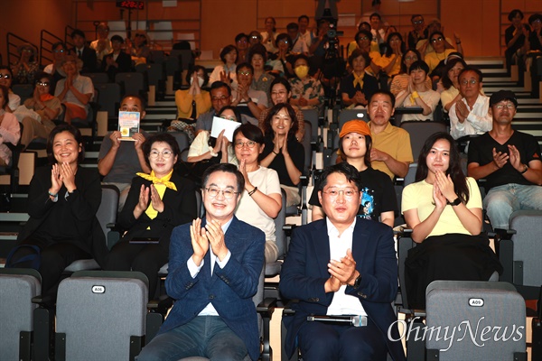  김동연 경기도지사가 31일 오후 봉하마을 깨어있는시민문화전시관 대강당에서 노무현재단 주최로 박성태 전 JTBC 기자와 "김대중 그리고 노무현, 미래를 준비한 대통령"이라는 제목으로 특별대담을 벌였다.