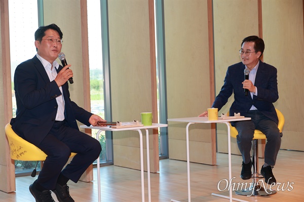  김동연 경기도지사가 31일 오후 봉하마을 깨어있는시민문화전시관 대강당에서 노무현재단 주최로 박성태 전 JTBC 기자와 "김대중 그리고 노무현, 미래를 준비한 대통령"이라는 제목으로 특별대담을 벌였다.