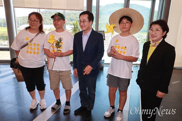  김동연 경기도지사가 31일 오후 부인 정우영 여사와 함께 봉하마을 깨어있는시민문화전시관을 찾아 관람객들과 함께 했다.