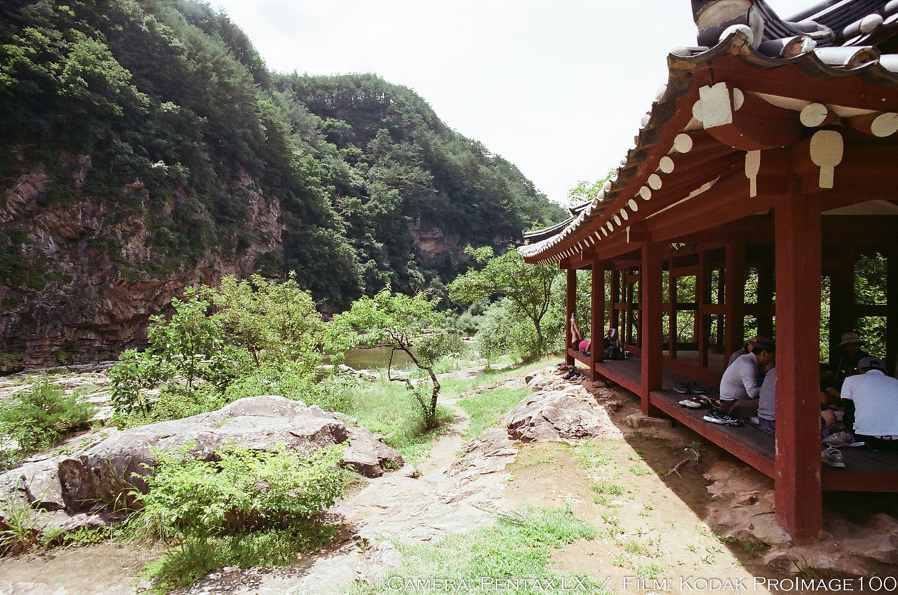 구미정과 마을사람들 근처에 송어 양식장이 있어서인지 이곳에서는 송어회를 먹는 사람들이 심심찮게 보인다.