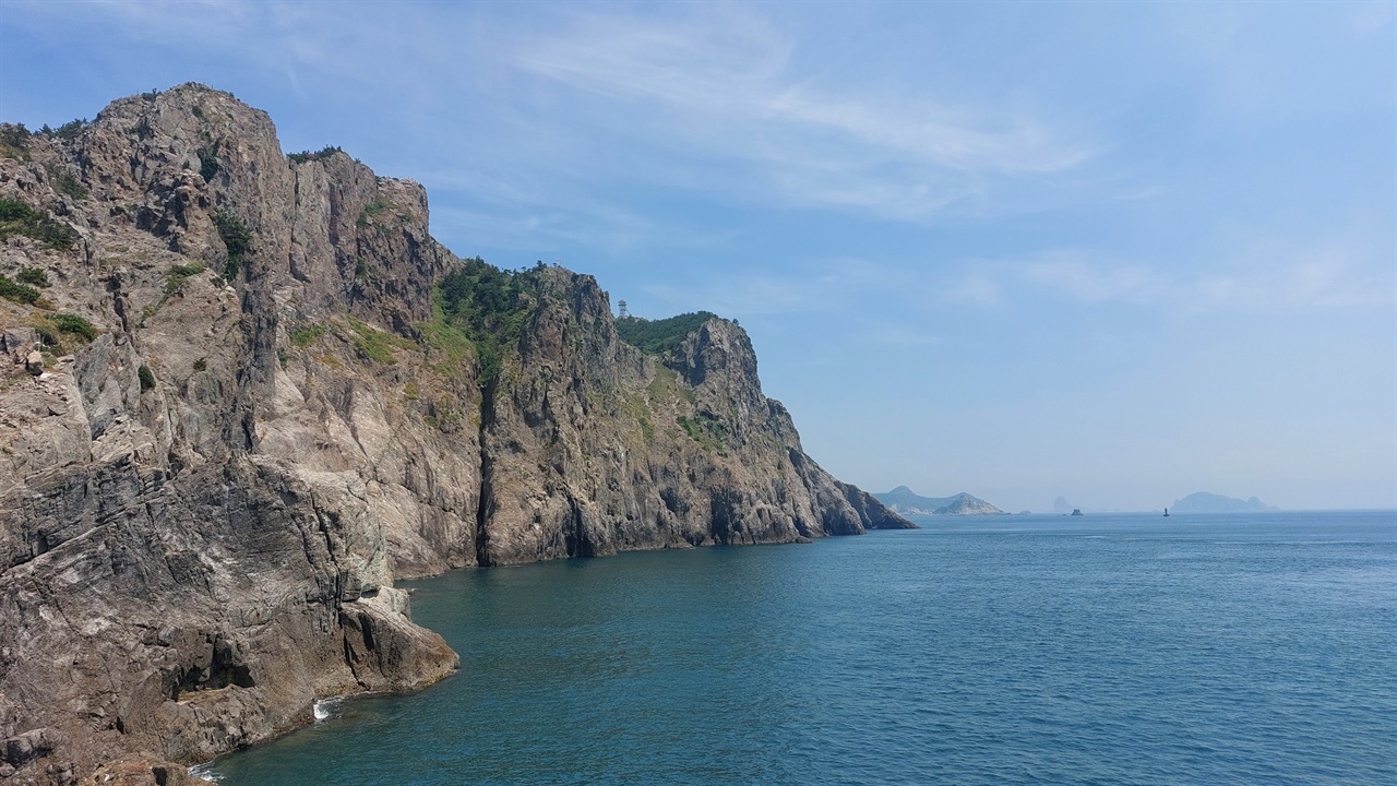  추자도의 '나바론 절벽'. 추자도는 제주도?흑산도와 함께 살아남기 쉽지 않은 험한 유배지였다.