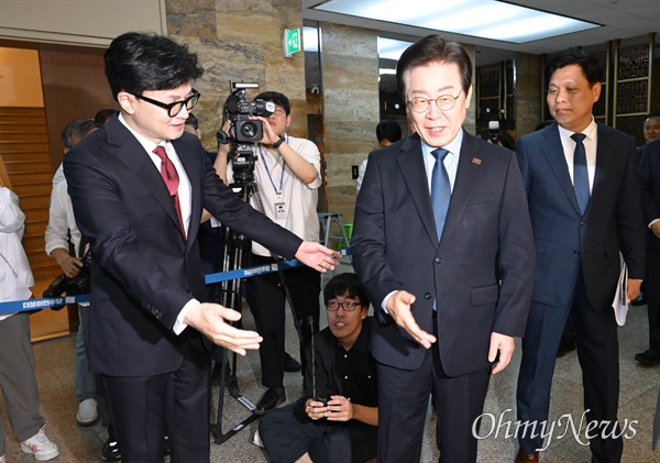  한동훈 국민의힘 대표와 이재명 더불어민주당 대표가 1일 서울 여의도 국회에서 열린 여야 대표 회담에서 모두발언 자리로 향하고 있다.