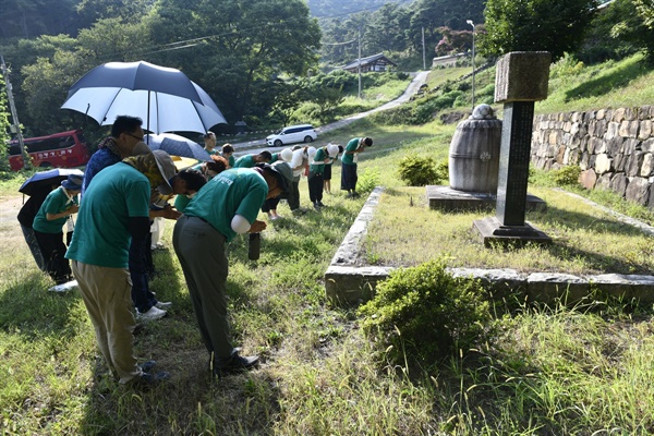  광주전남불교환경연대 회원들이 문수스님의 숭고한 뜻을 기리며 참배하고 있다.