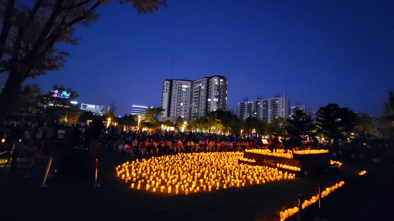  진주 철도문화공원에서 열린 캔들 라이트 콘서트 라버 나이트 진주 공연