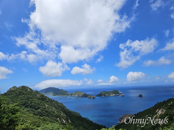  흑산도 고갯길 전망대 너머로 펼쳐진 다도해(多島海). 전남 신안 흑산도 12굽이길 정상부에 바다를 향해 설치된 '세상에서 2번째로 전망좋은 화장실'에서 바라본 풍경을 휴대전화 카메라로 담았다. 2024. 7. 31