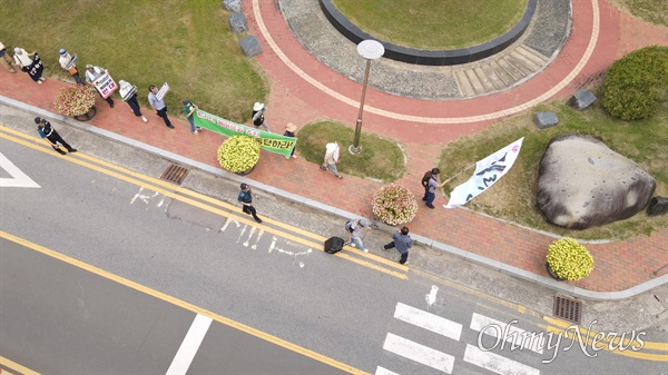  지리산지키기연석회의, 지리산케이블카반대산청주민대책위원회, 케이블카없는지리산실천단은 2일 산청군청 앞에서 “지리산 케이블카 추진을 당장 중단하고 부실행정에 대해 사죄하라”고 촉구했다.