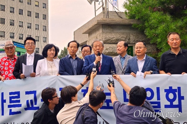  서울시 교육감 보궐선거를 위해 보수 진영 후보 단일화를 추진하는 '바른교육국민연합(바교연)'이 2일 오전 서울 서대문구 서울시교육청 정문 앞에서 기자회견을 열었다. 마이크를 잡은 사람은 바교연 부이사장을 맡은 김춘규 한국사회발전연구원장.