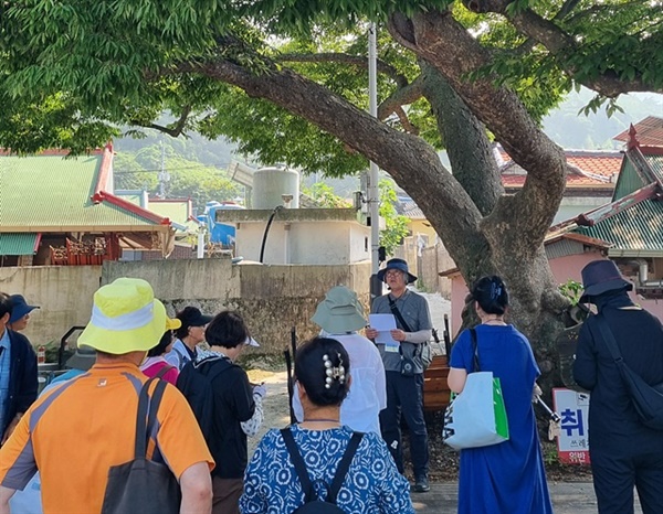 낭도 역사 문화 탐방 낭도의 여산마을 당산나무 아래에서 송은일 교수의 설명을 듣고 있는 도민행복대학 수강생들