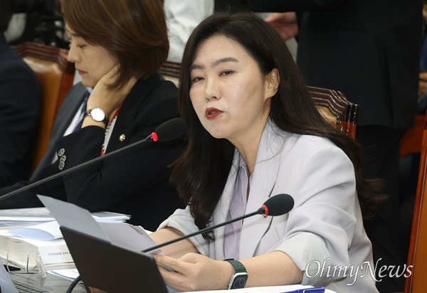  강유정 더불어민주당 의원이 3일 오전 서울 여의도 국회에서 열린 안창호 국가인권위원회 위원장 후보자 인사청문회에서 자료 제출을 요구하고 있다.