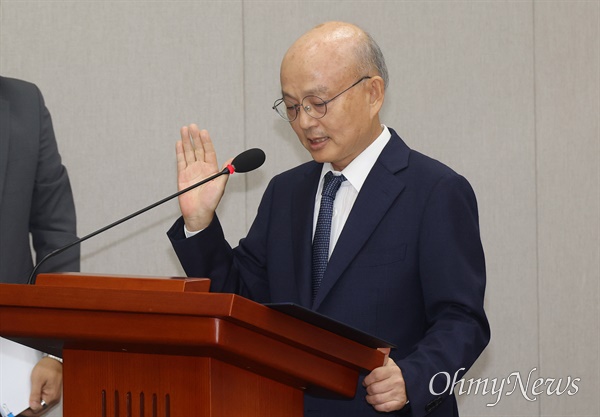  안창호 국가인권위원회 위원장 후보자가 3일 오전 서울 여의도 국회에서 열린 인사청문회에서 선서를 하고 있다.